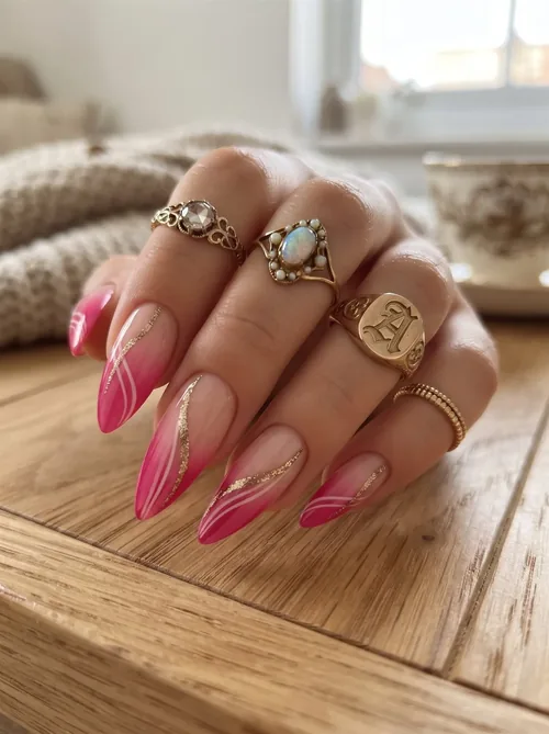 Inspiration nail art rose fuchsia avec lignes et vagues dorées
